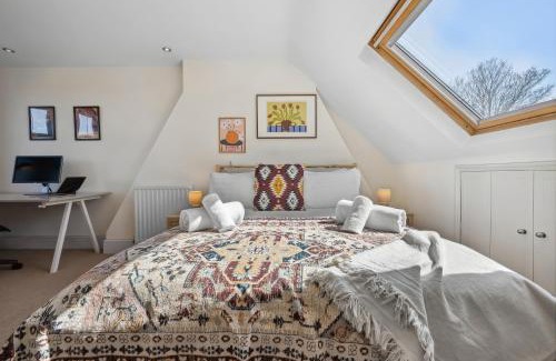 Winchester House | 3-Bedroom Stylish Stunning Central & Open Plan Home, Sleeps 6 with Private Off-Road Parking and Private Garden - LONG TERM SPECIAL OFFER! - by Blue Puffin Stays