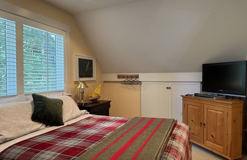 Juan de Fuca Electoral Area House | 3 bedroom suite on the Juan de Fuca straight.