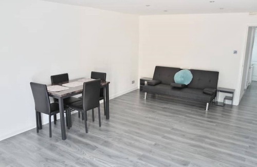 Plumstead House | 3 Bedroom Terrace in Area With Great Transport Connectivity