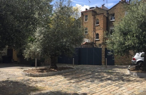 Parsons Green and Walham House | 3 bedroom town house with garden and parking in Chelsea London - SW6