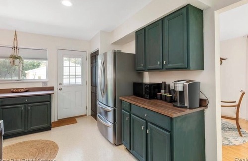 Grosse Pointe House | 3-bedroom townhome in brilliant Grosse Pointe with AC, WiFi Great location,