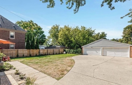 Grosse Pointe House | 3-bedroom townhome in brilliant Grosse Pointe with AC, WiFi Great location,