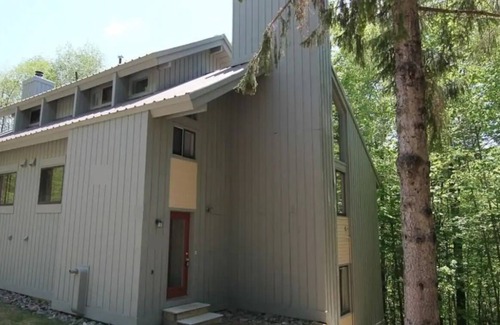 Lincoln House | 3-bedroom townhome across from Loon Mtn in brilliant Lincoln w/Fireplace & WiFi