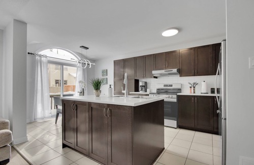 Ottawa Division House | 3-bedroom townhome in charming Ottawa with AC, WiFi. Enjoy your stay