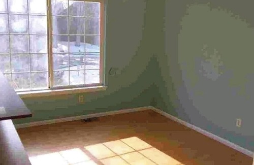 Aurora House | 3-bedroom townhome in charming Aurora with WiFi, AC. Unbeatable LocationBook now
