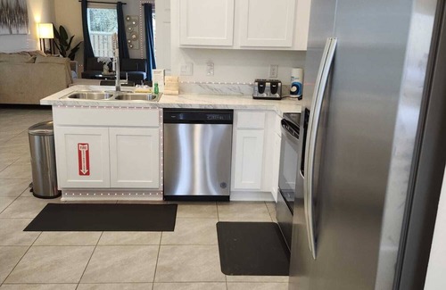Northside House | 3-bedroom townhome in brilliant Jacksonville with WiFi, AC perfect distance.