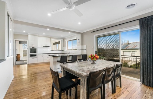 Molong House | 3 bedroom, two bathroom house fully equipped large kitchen, extensive lounge