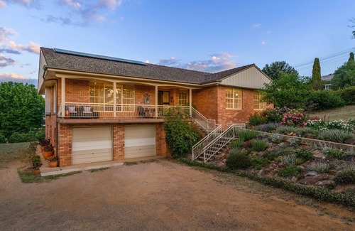 Molong House | 3 bedroom, two bathroom house fully equipped large kitchen, extensive lounge