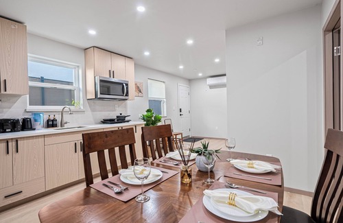 St. Francis House | 3-bedroom Unit charming Daly City with AC, WiFi
