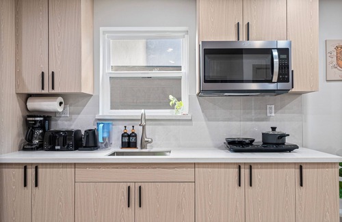 St. Francis House | 3-bedroom Unit charming Daly City with AC, WiFi