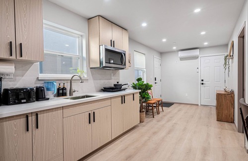St. Francis House | 3-bedroom Unit charming Daly City with AC, WiFi