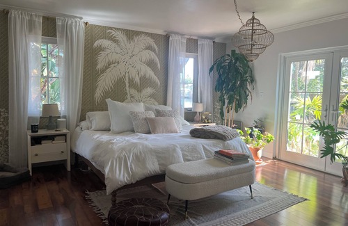 North Central Hollywood House | 3-Bedroom Vacation Home + Ocean Access Boat + Private Pool + Luxury Amenities
