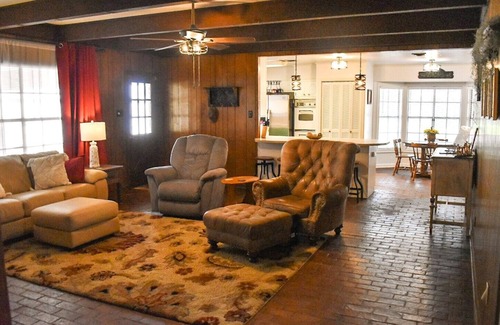 Lafayette House | 3-bedroom vacation home 6 minutes from University of Louisiana at Lafayette
