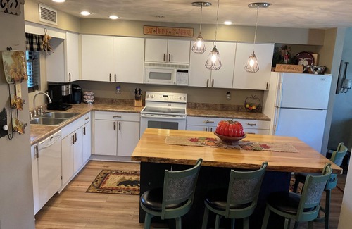 Seven Springs House | 3-bedroom vacation home ski back from the slopes located in Seven Springs Resort