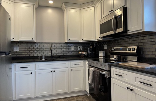 Buffalo House | 3-bedroom vacation home 13 minutes from University At Buffalo - North Campus
