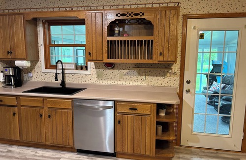 South Haven House | 3-bedroom vacation home just 7 minutes to Lake Michigan with hot tub