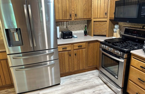 South Haven House | 3-bedroom vacation home just 7 minutes to Lake Michigan with hot tub