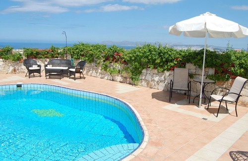 Agia Villa | 3-bedroom Villa Athina with a private (heated) pool