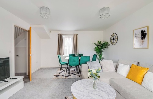Luton House | 3 bedroom Villa Car parking close to Town centre Airport Birdwatching Walk paths
