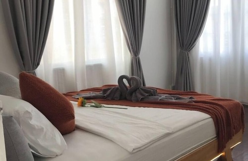 Ratchadaphisek House | 3 Bedroom Villa Din Daeng BKK