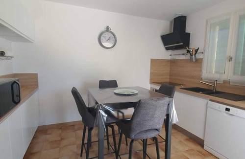 Menerbes Villa | 3-bedroom villa, sleeps 6 in the village of Eyguières near the Alpilles mountains
