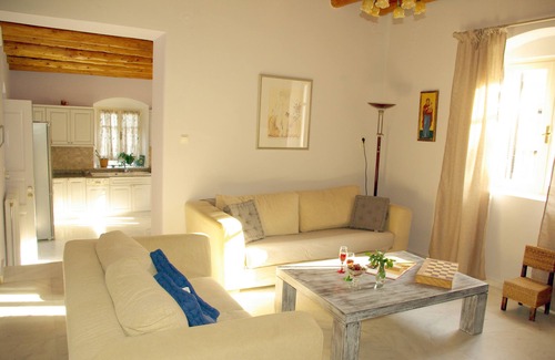 Vori Villa | 3 bedroom Villa with pool, veranda and private garden
