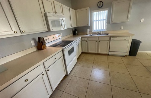 Clear Creek Villa | 3 Bedroom Villa with Poolside Cinema and Games Room Close to theme Parks sleeps 6+2
