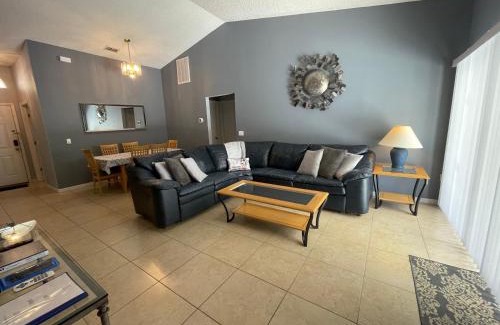 Clear Creek House | 3 Bedroom Villa with Poolside Cinema and Games Room Close to theme Parks sleeps 6 plus 2