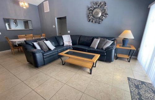 Clear Creek House | 3 Bedroom Villa with Poolside Cinema and Games Room Close to theme Parks sleeps 6 plus 2