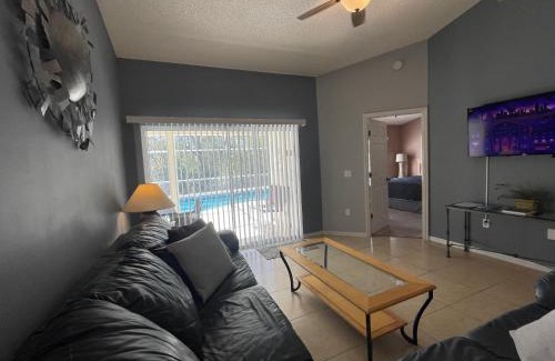 Clear Creek House | 3 Bedroom Villa with Poolside Cinema and Games Room Close to theme Parks sleeps 6 plus 2