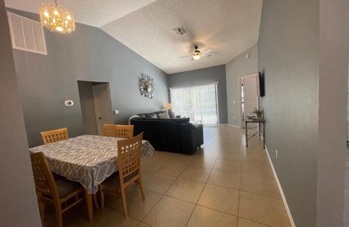 Clear Creek House | 3 Bedroom Villa with Poolside Cinema and Games Room Close to theme Parks sleeps 6 plus 2