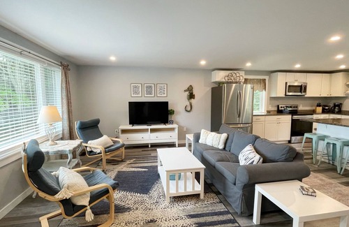 Owls Head House | 3 bedroom, walk to beach!