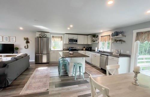 Owls Head House | 3 bedroom, walk to beach!