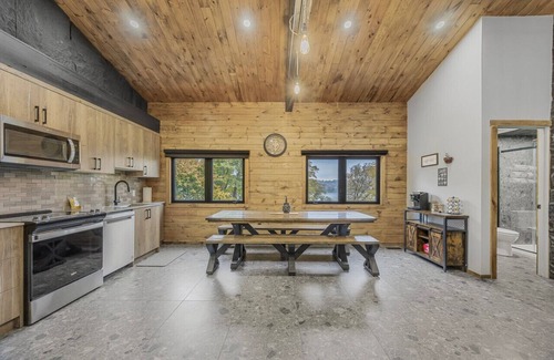 Penetanguishene Apartment | 3 Bedroom Waterfront Oasis/Water Toys!