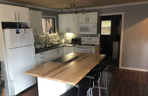 Gravenhurst Cottage | 3 bedroom waterfront cottage on quiet Sunny Lake in Muskoka.
