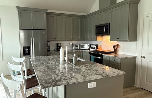 Chauvin Cabin | 3-bedroom waterfront fishing lodge with WiFi, AC in gorgeous Chauvin/Cocodrie LA