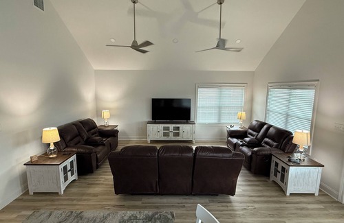 Chauvin Cabin | 3-bedroom waterfront fishing lodge with WiFi, AC in gorgeous Chauvin/Cocodrie LA