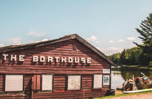 Bracebridge House | 3 Bedroom Waterview Cottage Monarch Blvd 237