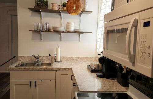 Mount Vernon Apartment | 3 bedroom! Wifi! Huge covered patio! Kitchen! Private parking!