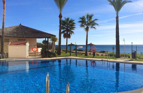 Buenas Noches Apartment | 3 bedrooms, 2.5 baths; 7 people; directly on the beach, frontal sea click