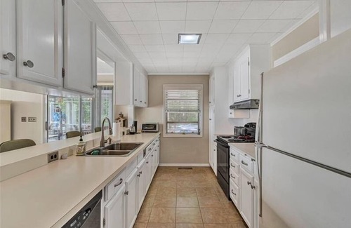 Huddleston House | 3 Bedrooms, 2 Flex Rooms, 3 Bathrooms! Lake Therapy offers a great, waterfront house on an AMAZING