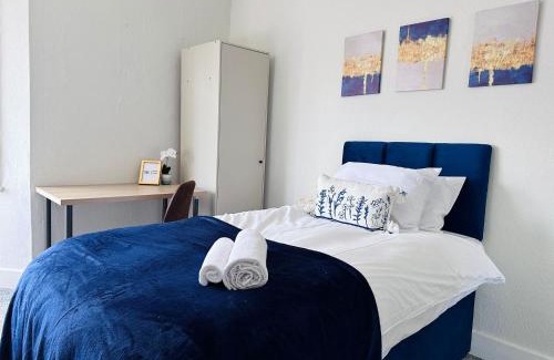 Brighton City Centre Apartment | 3 Bedrooms -5 minutes walk from Brighton Train Station - Contractors, Families, and Larger Groups - Sleeps 7