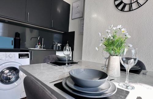 Brighton City Centre Apartment | 3 Bedrooms -5 minutes walk from Brighton Train Station - Contractors, Families, and Larger Groups - Sleeps 7