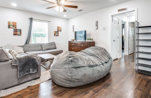 Oak Cliff House | 3 Bedrooms - 7 Miles to Downtown - Parking