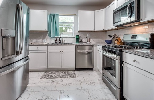Oak Cliff House | 3 Bedrooms - 7 Miles to Downtown - Parking