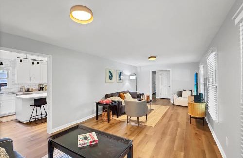 Murray House | 3 Bedrooms 8 Guests Modern Ranch Retreat on Half Acre