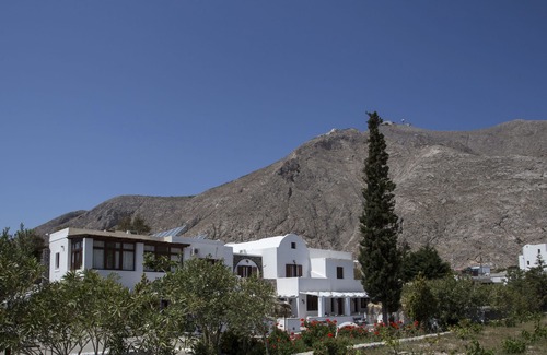 Perissa Villa | 3 Bedrooms Apartment included Car Rental