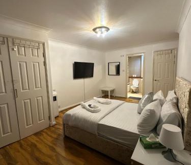 Maida Vale Apartment | 3 Bedrooms Apartment with security 24 hours