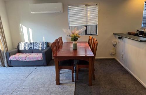 Edgeware House | 3-Bedrooms Home near CBD