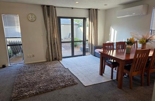 Edgeware House | 3-Bedrooms Home near CBD